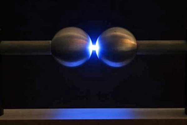 ©_esc medien kunst labor_Knallfunken_Raviv Ganchrow_Foto: Raviv Ganchrow